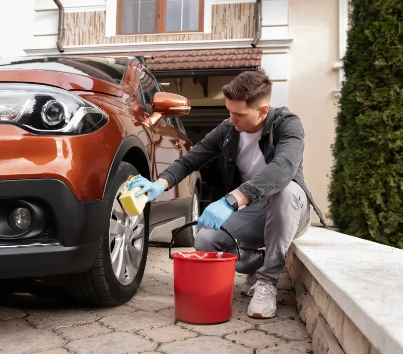 Lavage auto à domicile Neuville-sur-Sarthe : professionnel intervenant sur un véhicule